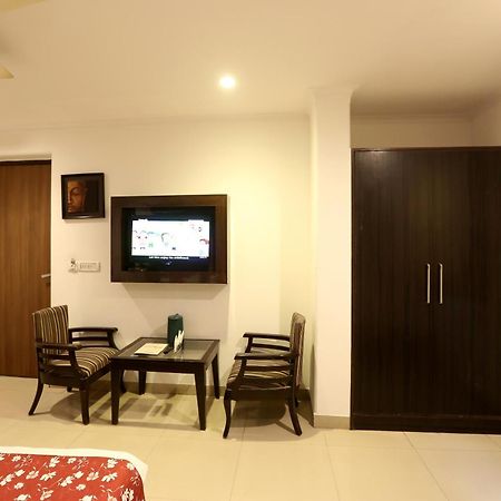 Airport Hotel Chanakya Delhi Neu-Delhi Exterior foto