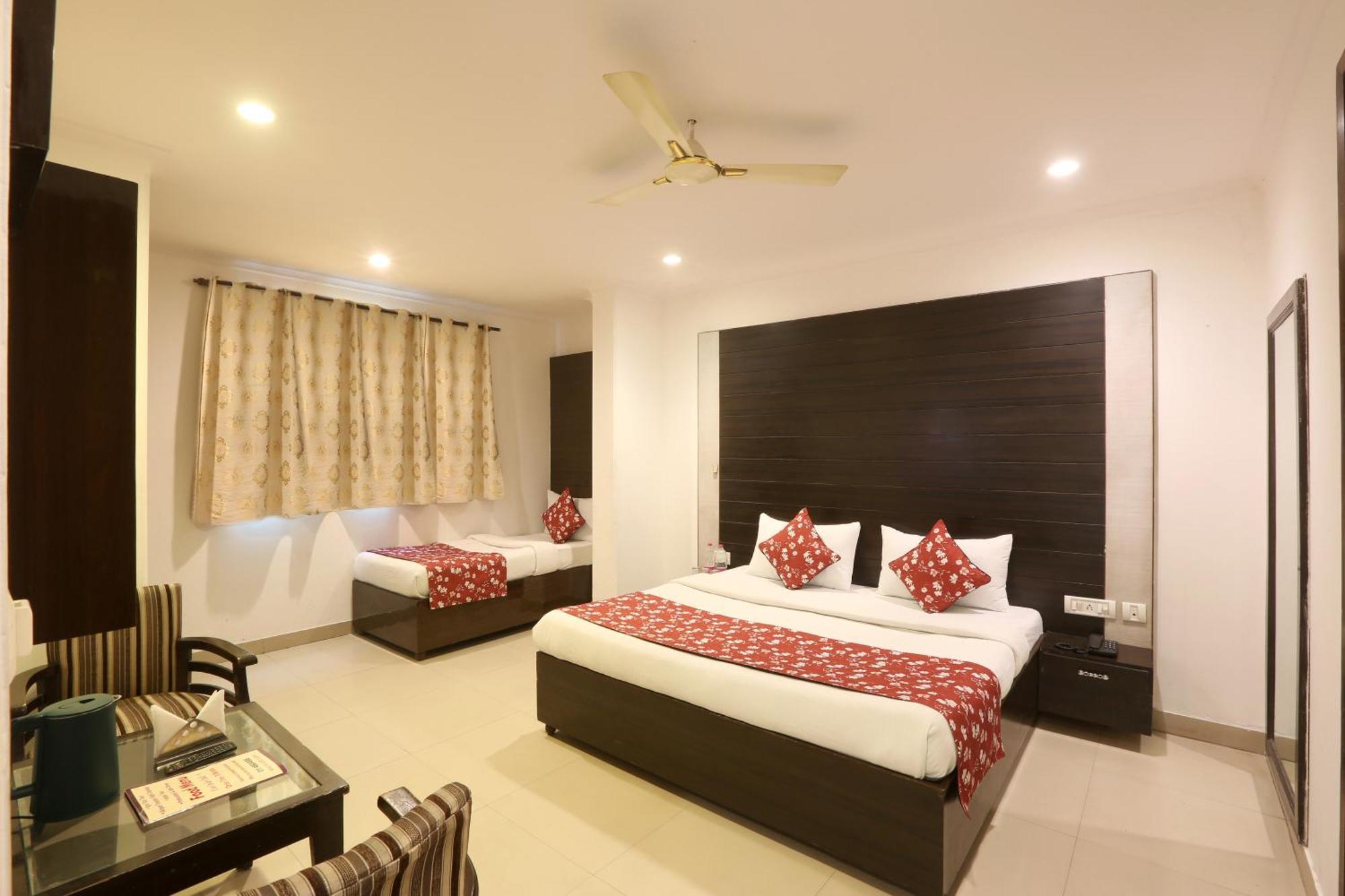 Airport Hotel Chanakya Delhi Neu-Delhi Exterior foto