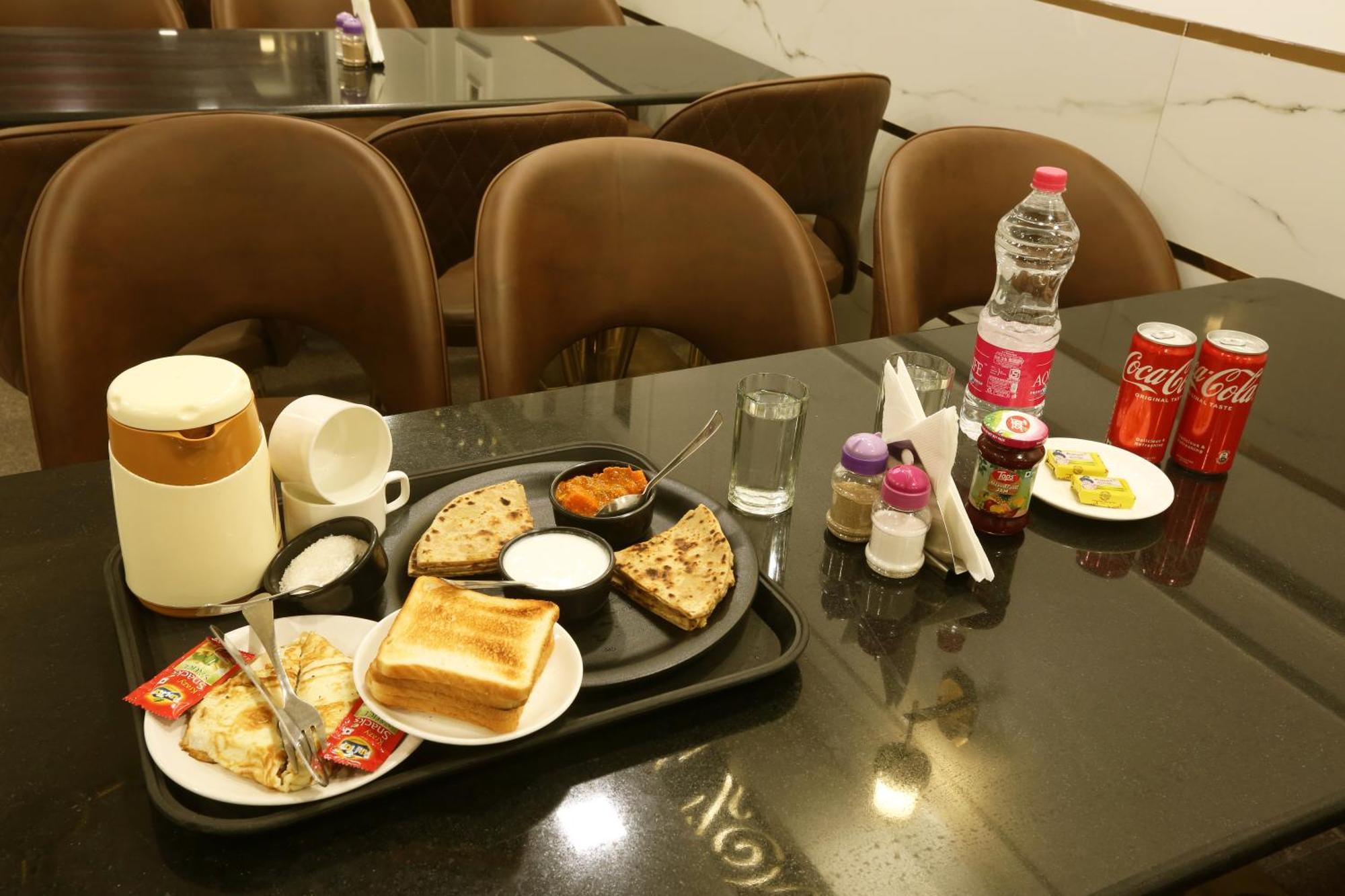 Airport Hotel Chanakya Delhi Neu-Delhi Exterior foto