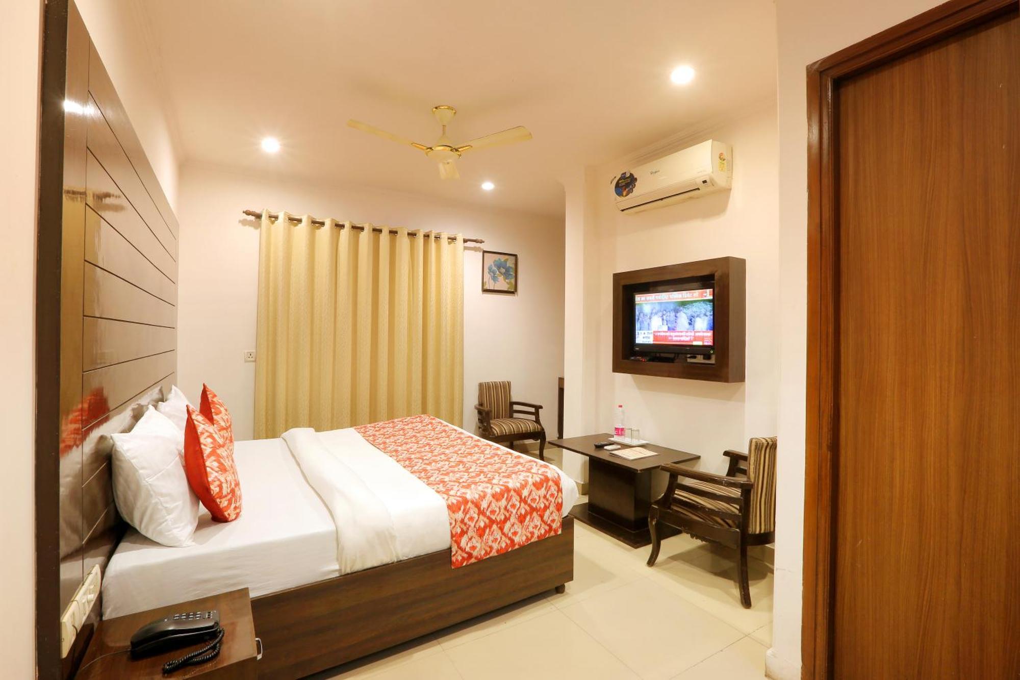 Airport Hotel Chanakya Delhi Neu-Delhi Exterior foto